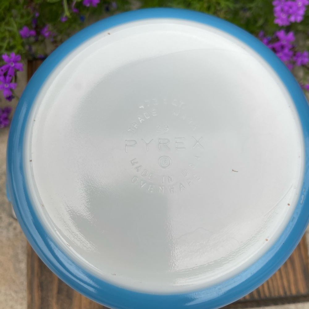 Vintage Pyrex 1 quart Blue Snowflake Garland Pattern Casserole with Clear Lid - Picture 2 of 2